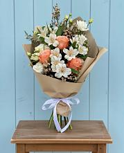 Букет цветов из:  Альстромерии, Лизиантусы, Розы и Хризантемы в Советском Республики Марий Эл