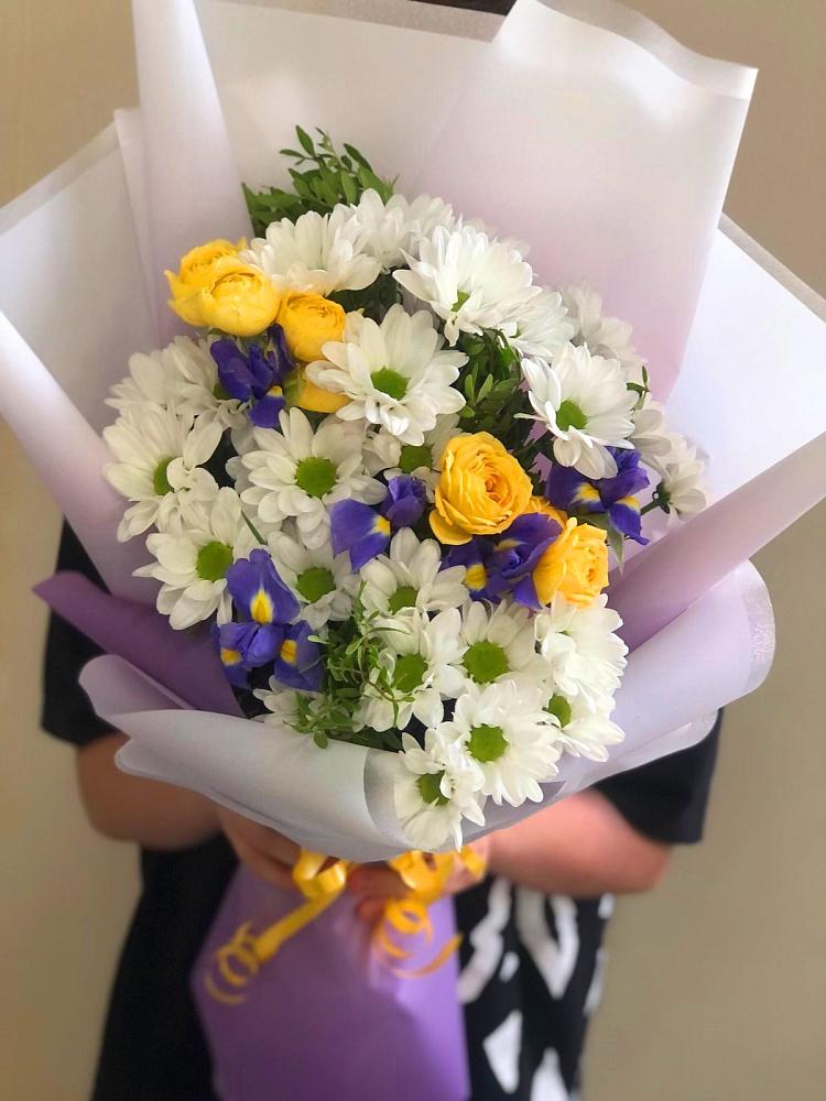 Букет цветов из: Ирисы, Хризантемы и Розы в Советском Республики Марий Эл