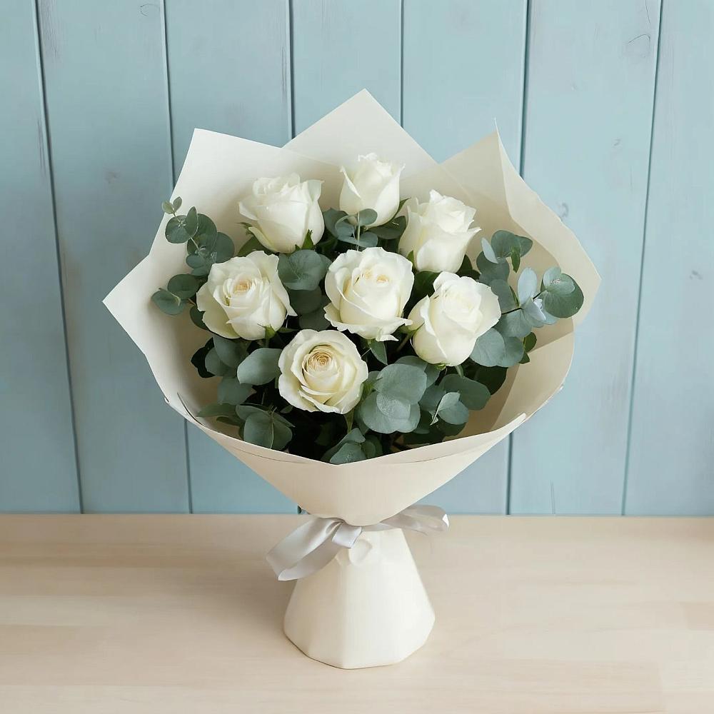 Букет Белые розы в Эвкалипте в Советском Республики Марий Эл