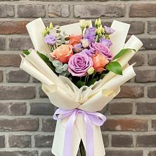 Букет цветов из:  Лизиантусы и Розы в Советском Республики Марий Эл