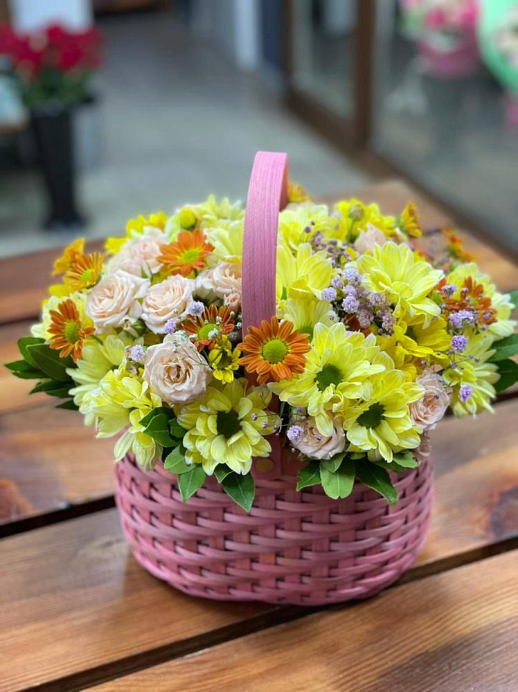 Цветочная композиция из Хризантемы и Розы в корзине в Советском Республики Марий Эл