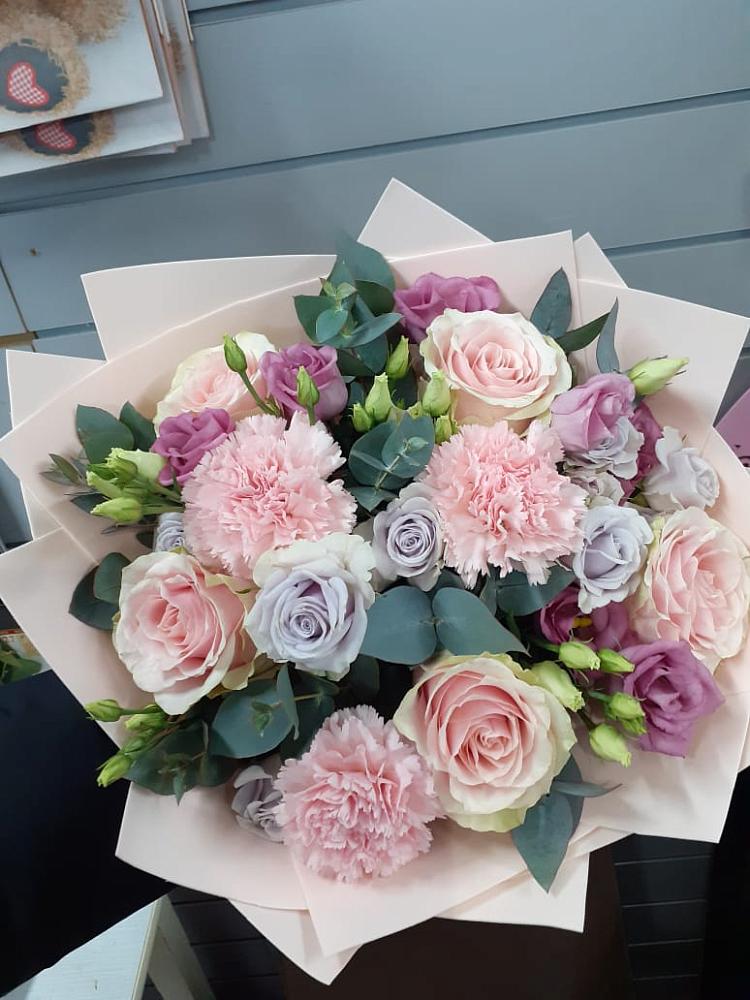 Букет цветов из: Розы, Гвоздики и Лизиантусы в Советском Республики Марий Эл